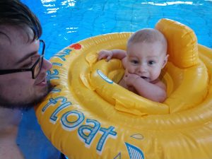 Zum ersten Mal schwimmen